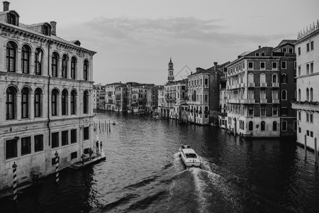 从意大利威尼斯的里亚托桥穿过大运河和建筑物的快图片