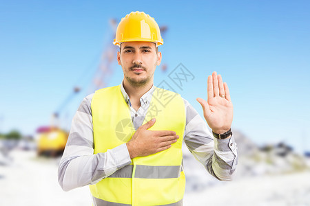 自信的建筑商或承包商在建筑工地宣誓就职图片