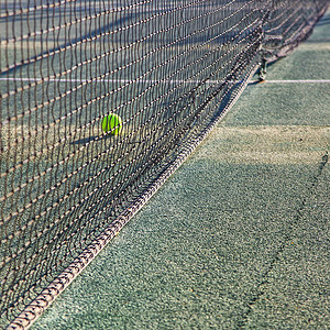 有网和球的网球场户外体育活动图片