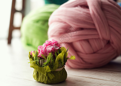 前景花朵中的彩色羊毛束图片
