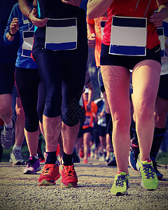 参加马拉松赛的运动员在城市街道上跑步图片