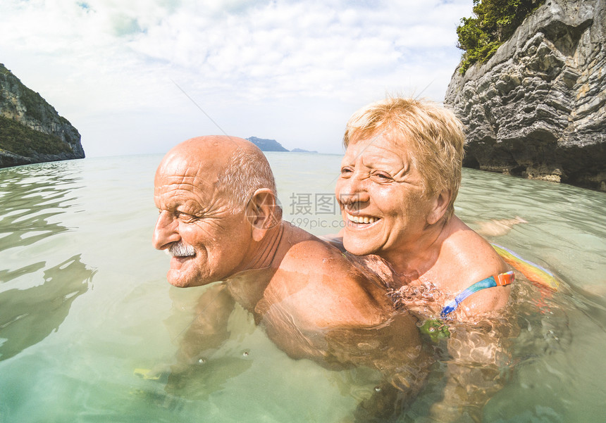 老年夫妇度假者在泰国热带海滩上享受真正的嬉戏乐趣异国情调的浮潜之旅活跃的老年人和世界各地的旅游理念温暖的午图片