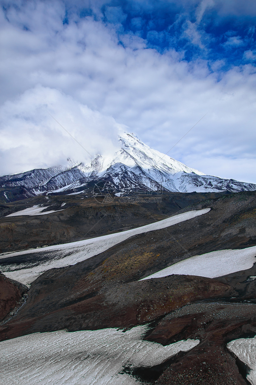 在阳光明媚的日子里欣赏活跃的科里亚斯基火山KoryakskyAvachinsky火山群图片