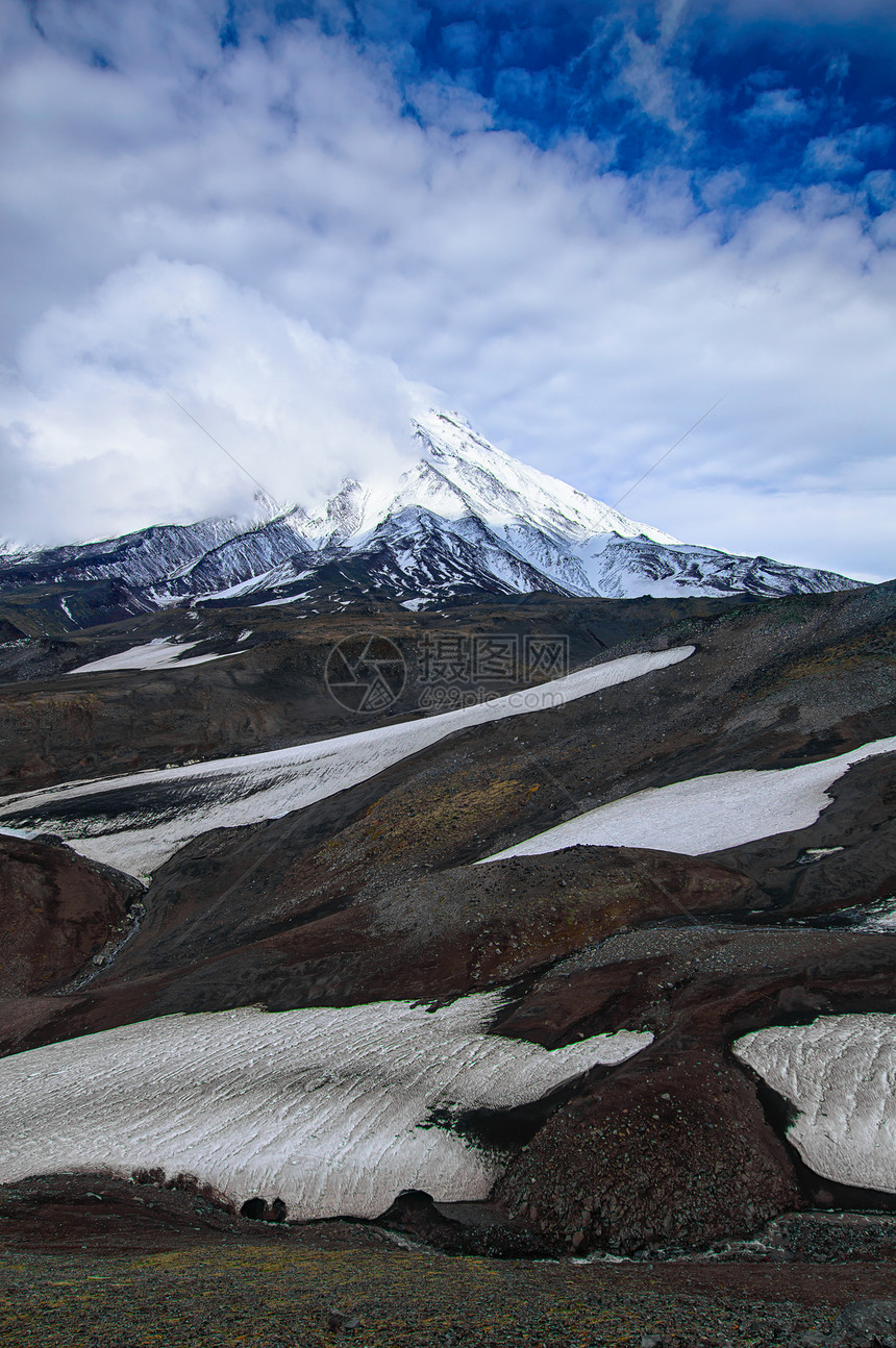 在阳光明媚的日子里欣赏活跃的科里亚斯基火山KoryakskyAvachinsky火山群图片