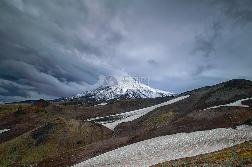 在阳光明媚的日子里欣赏活跃的科里亚斯基火山KoryakskyAvachinsky火山群图片