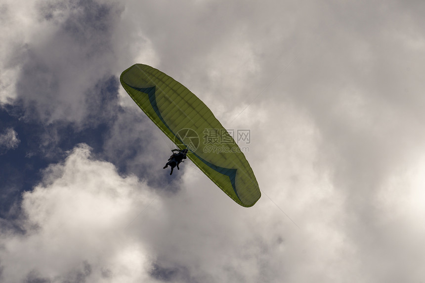 云背景上的滑翔伞图片