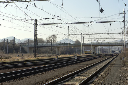 铁路站的铁路和电线塔以及图片