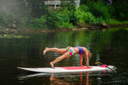 年轻运动女在湖上搭着高清图片
