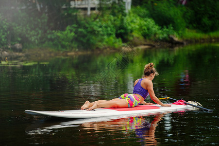 年轻运动女在湖上搭着高清图片