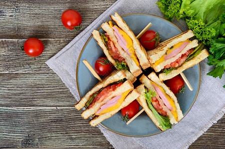 烤面包香肠芝士番茄绿菜美国传统零食的俱图片