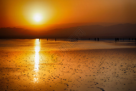 日落反射和风景在盐湖的非洲达那基图片