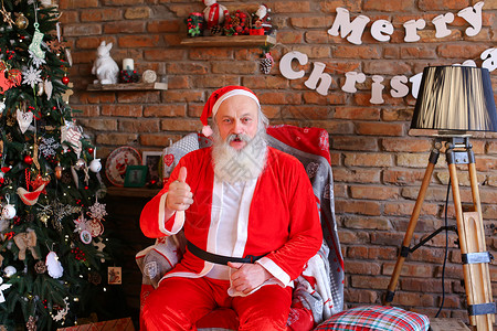 圣诞祖父在为新年假期装饰的舒适宽敞房间里展示一切美好图片