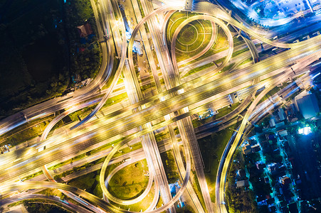 夜间轻型汽车行驶时跨越交图片