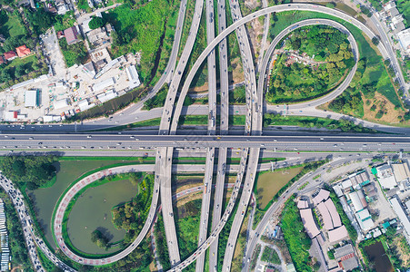 交通十字路口城市道路的空中观察图片