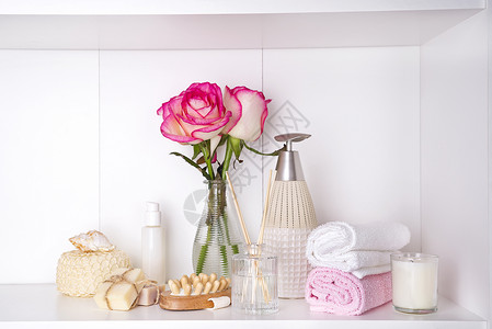 洗浴化妆品和花玫瑰用天然油和蜡烛进行阿洛玛疗法身体卫生和放松奢图片