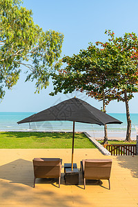 保护伞和近海和滩的椅子图片