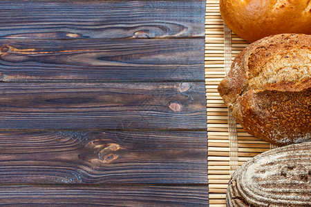 木桌上的各种烤面包图片