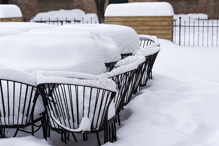 大雪下外面的金属椅子图片