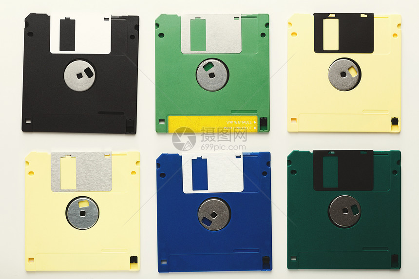 孤立在白色背景上的旧软盘磁复古存储设备的顶视图彩色磁盘的剪切复图片