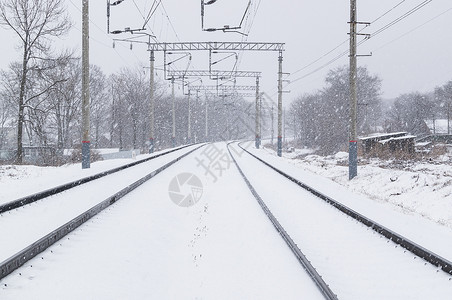 暴风雪积雪铁路和可见度低等强势风雪高图片