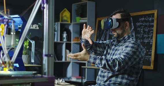 身穿VR护目镜的偶然男子在科学实验室图片