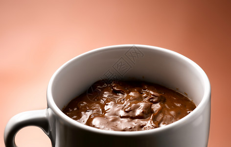 杯子里的奶油热巧克力图片
