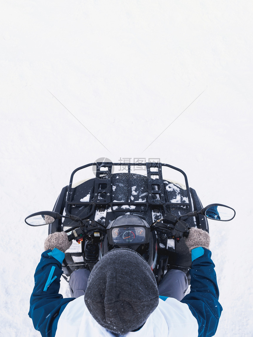 亚视四轮摩托车的人冬天的雪场图片