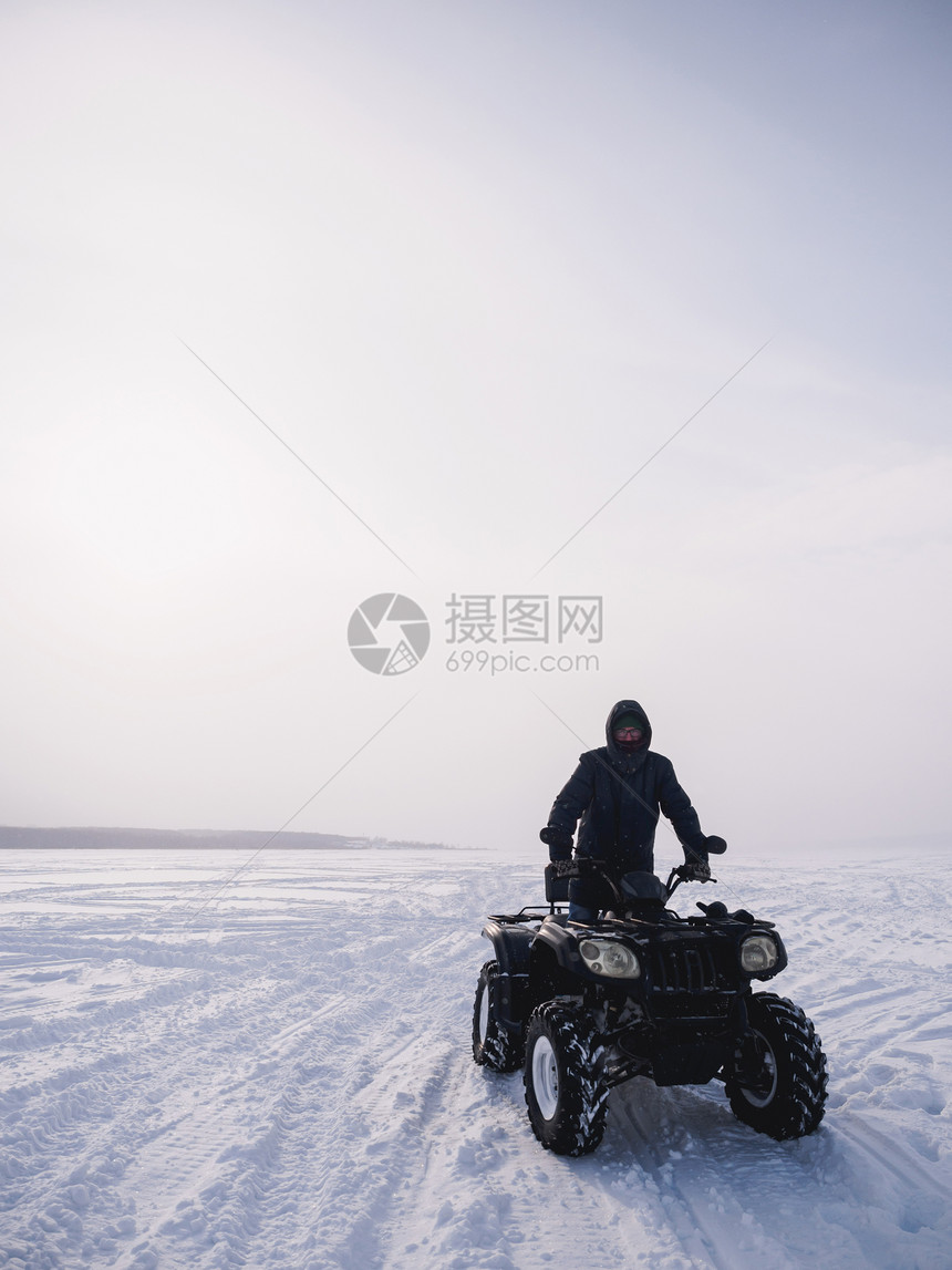 亚视四轮摩托车的人冬天的雪场图片