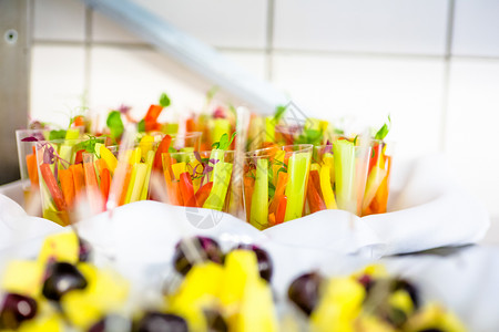 蔬菜切成条装在玻璃杯中用于宴会背景图片