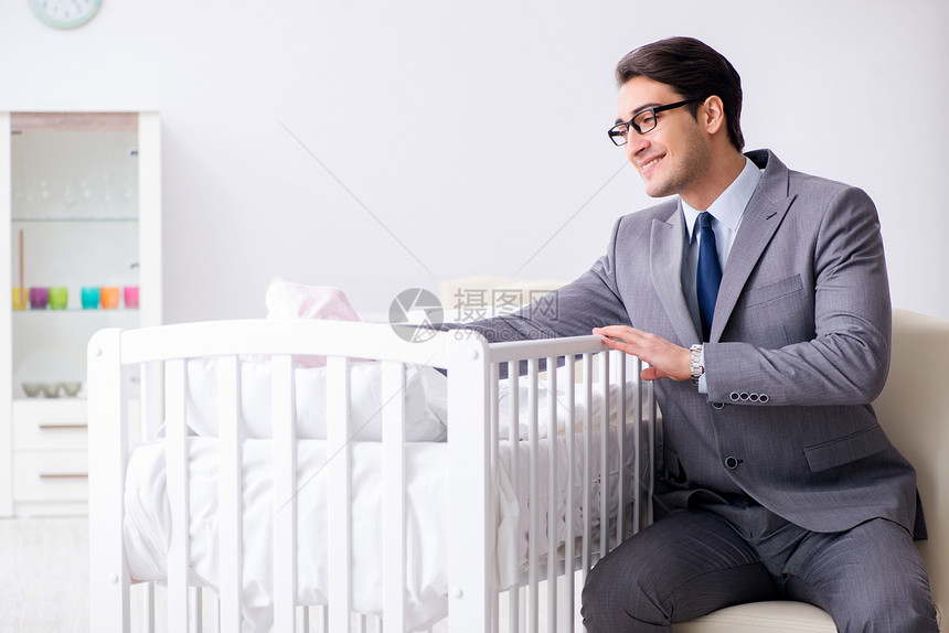 年轻商人在新生儿出生后在家照顾新生图片