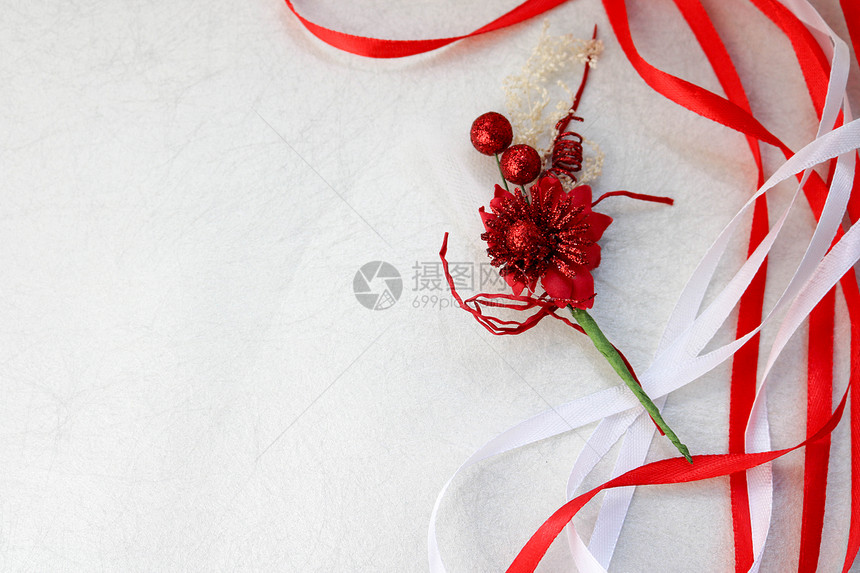 纹理红色闪亮的人造装饰花装饰着红色和白色美丽的节日丝带图片