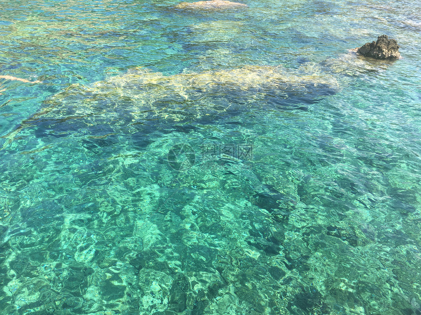 地中海沿岸的水纹理沙滩上的石头海水的质地亚得里亚海图片