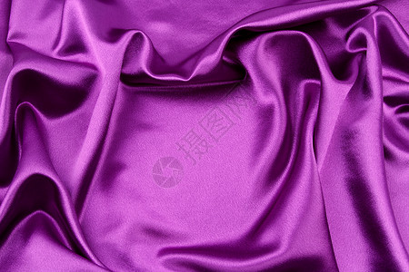 波纹紫色丝织物的特写图片