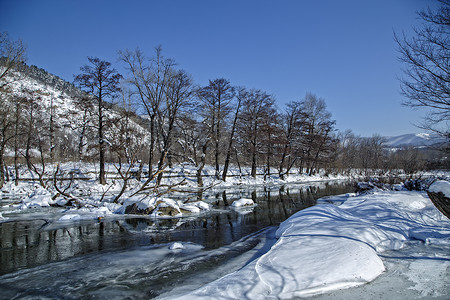 在河的冬天风景图片