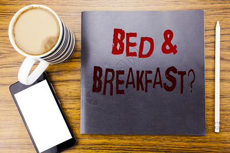 显示床早餐的手写公告文本假日旅行的商业概念写在记事本便条纸木背景咖图片