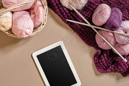 粉红色和紫色的羊毛线球图片
