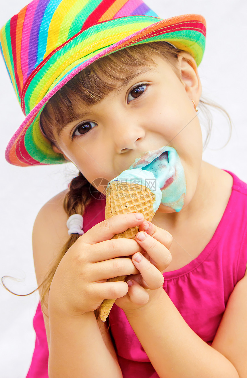 孩子吃冰淇淋图片