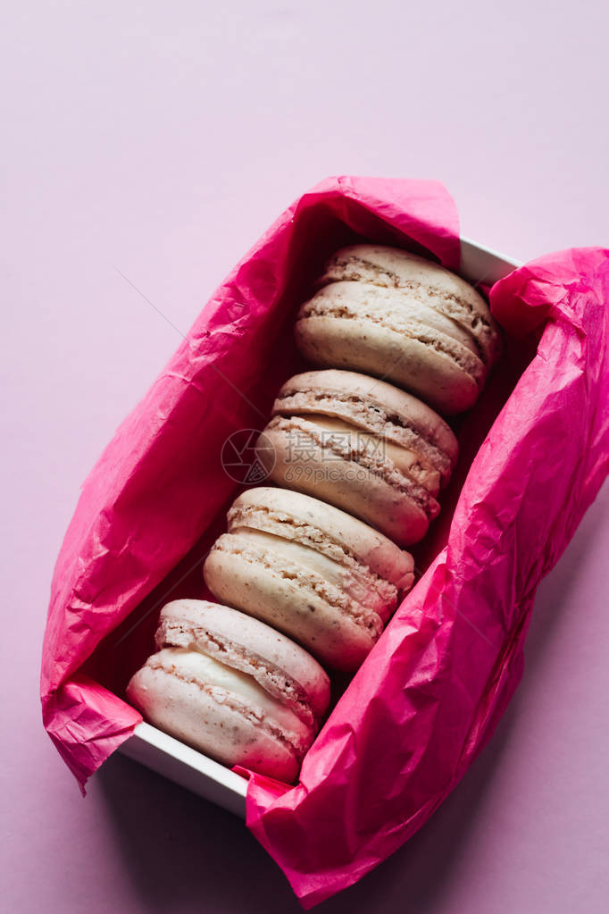 淡紫色背景的粉色纸盒中美味的彩色图片