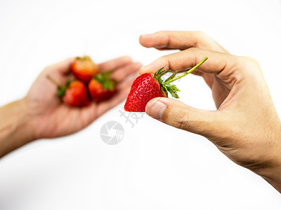 手拿草莓图片