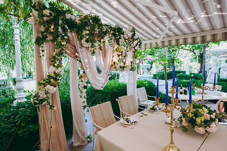婚礼庆典的美丽和精致的装饰在一个绿色的花园中间图片