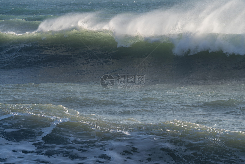 地中海浪溅起的美景图片