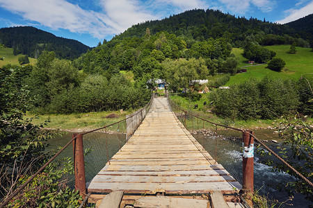 悬索桥过河长索桥穿过村里的小溪图片