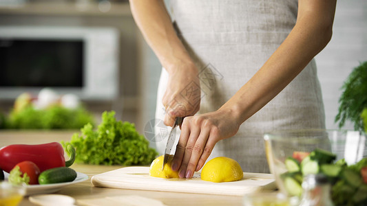 女厨师用利刀切柠檬做午餐准备烹饪提图片