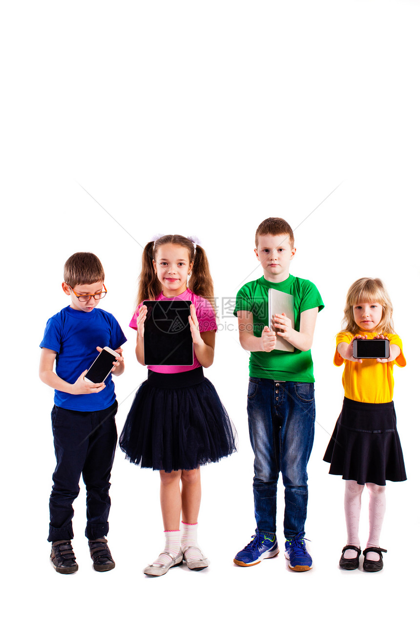 身着丰富多彩服装的男女小男孩和女孩站在白色背景上与世隔绝的小器具旁最新技图片