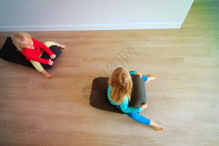 儿童在家里玩枕头家庭舒适度和家庭背景图片