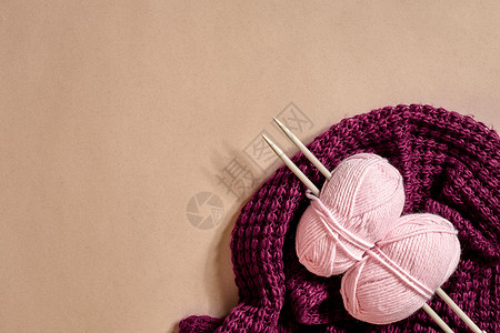 两个粉色编织线条球针头和紫形编织丝布图片