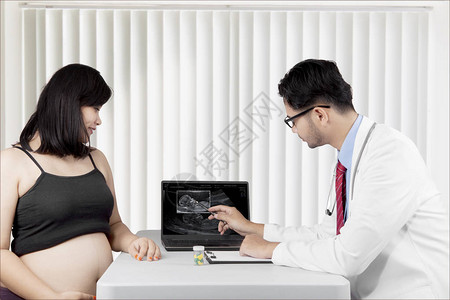 孕妇在医院咨询妇科医生图片