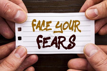 手写文字符号显示面对你的恐惧挑战恐惧四岁信心勇敢写便条纸用手指牵图片