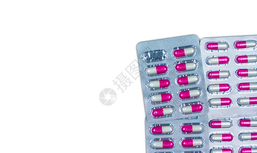 药品生产中的质量控制错误泡罩包装缺少一粒抗生素药丸粉红色和白色抗菌胶囊丸隔离在白色背背景图片