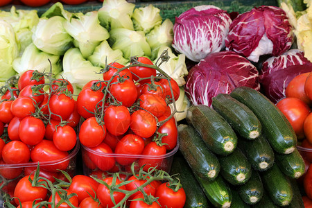 许多水果和蔬菜在当地市场上出售背景图片